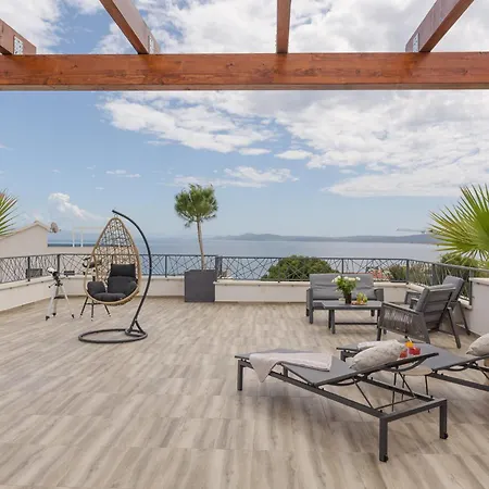 Azure Pine Private Rooftop Terrace & Jacuzzi Apartamento Trogir