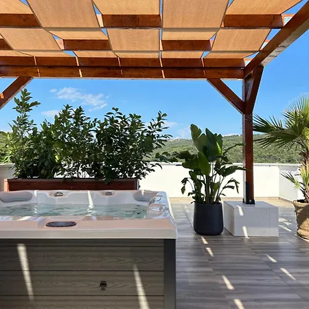 Azure Pine Private Rooftop Terrace & Jacuzzi *