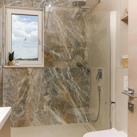 Apartamento Azure Pine Private Rooftop Terrace & Jacuzzi