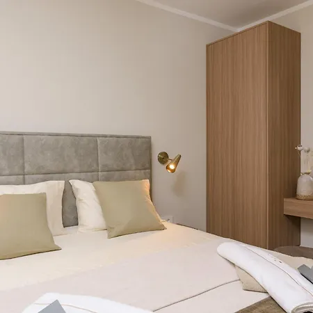 Azure Pine Private Rooftop Terrace & Jacuzzi *