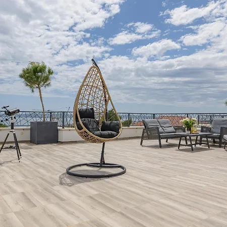 Azure Pine Private Rooftop Terrace & Jacuzzi *