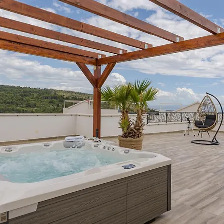 Azure Pine Private Rooftop Terrace & Jacuzzi