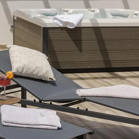 Azure Pine Private Rooftop Terrace & Jacuzzi