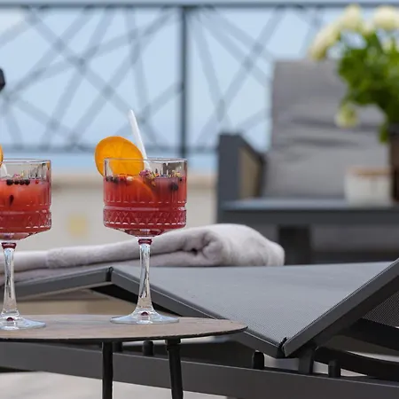 Azure Pine Private Rooftop Terrace & Jacuzzi