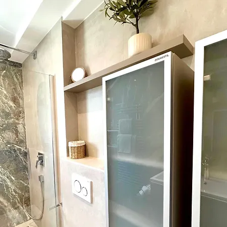 Azure Pine Residence Private Heated Pool & Rooftop Jacuzzi