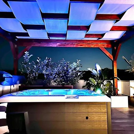 Azure Pine Residence Private Heated Pool & Rooftop Jacuzzi Appartement *